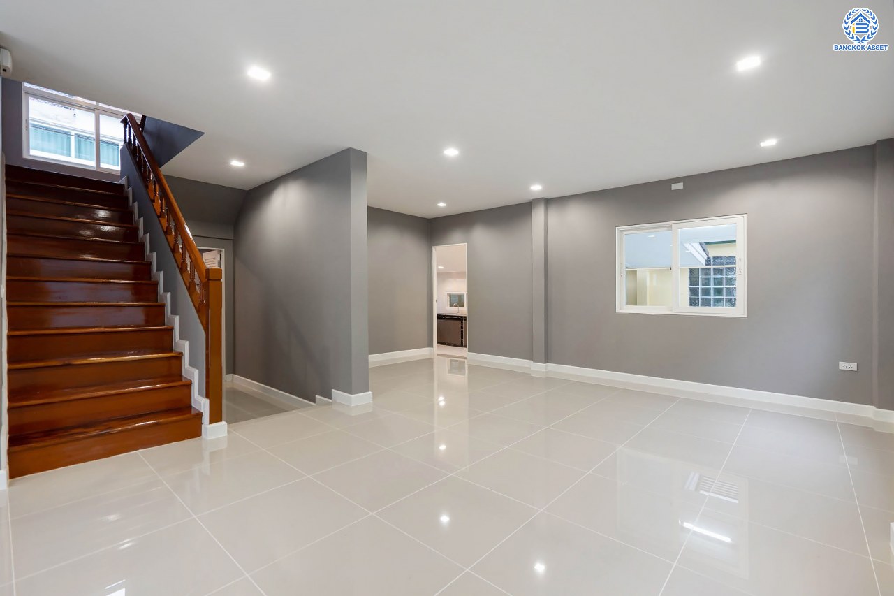 บ้านมือสองตกแต่งใหม่ โครงการ ธนานนท์ ราชพฤกษ์ เนื้อที่ 60 ตร.ว. ฟังก์ชัน 3 ห้องนอน 3 ห้องน้ำ จอดรถได้ 2 คัน พร้อมห้องอเนกประสงค์ 1 ห้อง สามารถปรับเปลี่ยนเป็นห้องทำงาน หรือห้องนอนได้ตามความต้องการ Facilities ตอบโจทย์ทุกกิจกรรม! บนทำเลติดถนนราชพฤกษ์ ใกล้วงเวียนพระราม5 เซ็นทรัลเวสต์เกต และรถไฟฟ้า "สถานีบางรักน้อยท่าอิฐ"